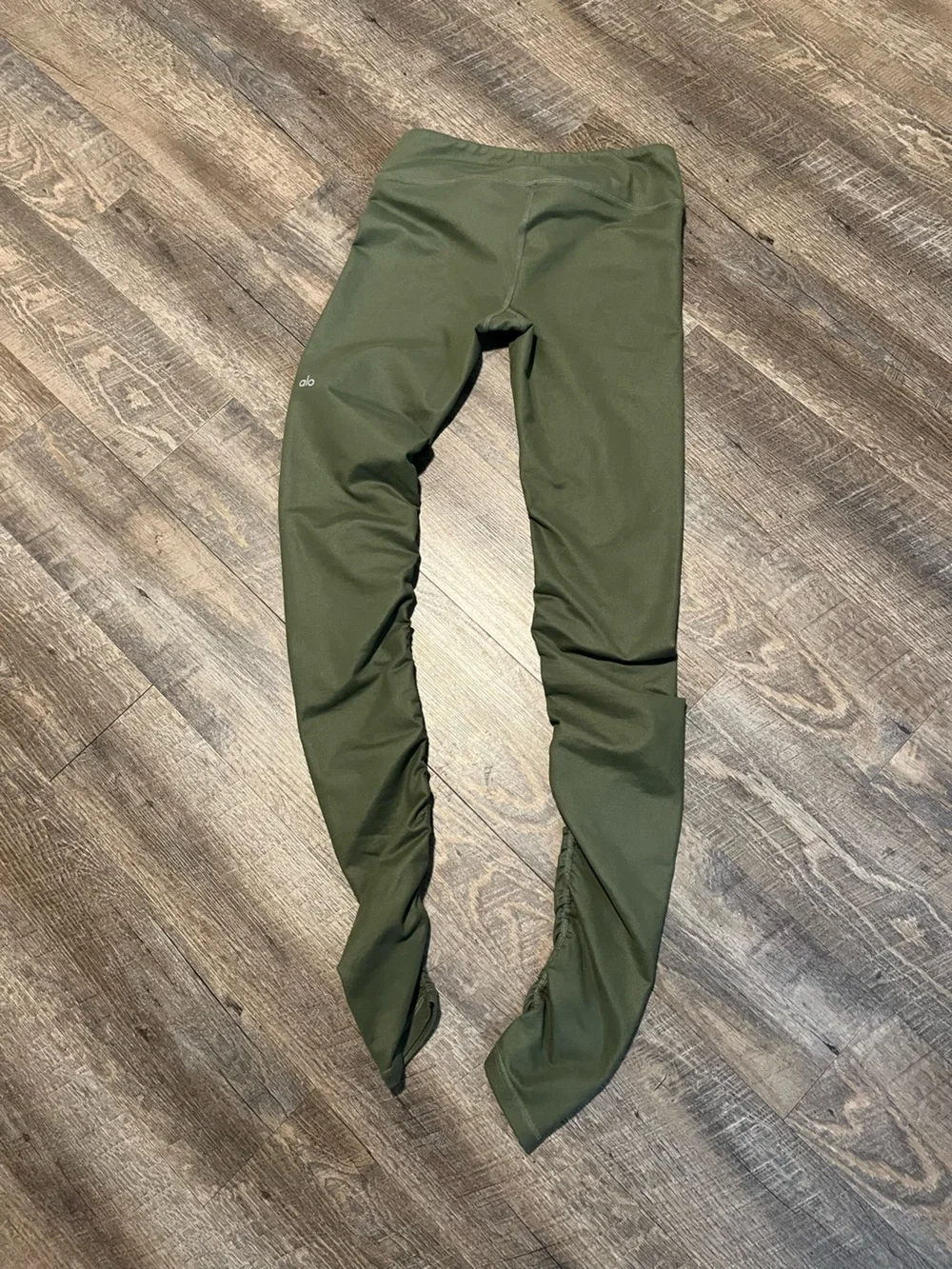 Alo Yoga Idol Ruched leggings.